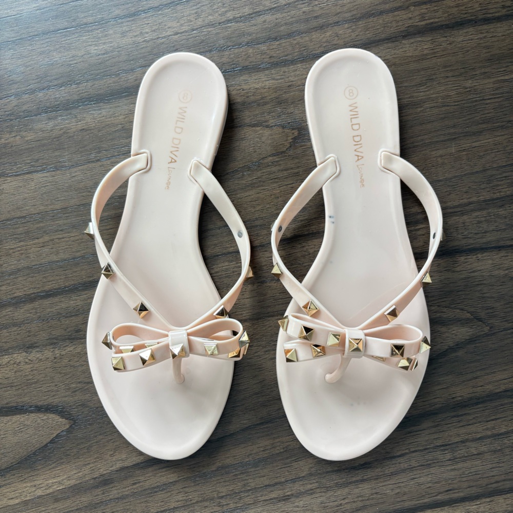 Wild Diva jelly plastic studded bow thong sandals (size 8)
